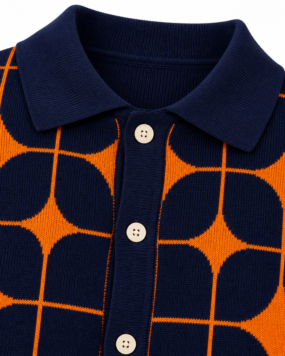 Melle Gebreid Polo Vest – detail van kraag, lichte knopen en marineblauw-oranje breipatroon