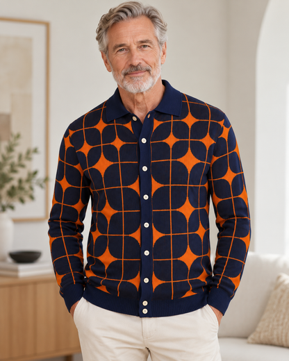 Man draagt het Melle Gebreid Polo Vest marineblauw oranje – staand