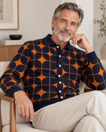 Man draagt het Melle Gebreid Polo Vest marineblauw oranje – zittend