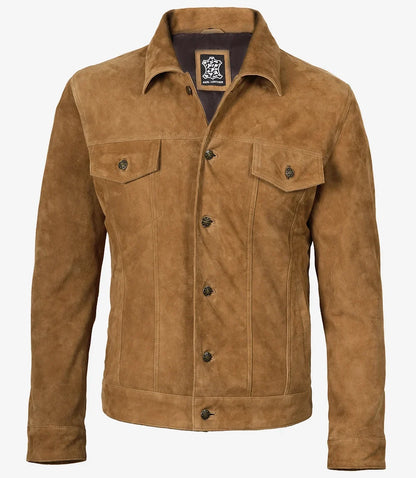 Zijaanzicht van een man die de stijlvolle tan leren truckerjas draagt, casual gestyled in een stedelijke omgeving.