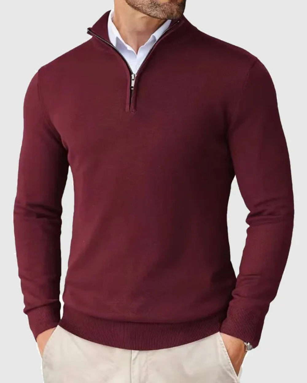Een man draagt de rode zip sweater in een casual, verfijnde setting, ideaal voor dagelijks gebruik.