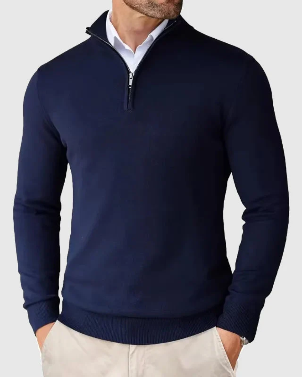 Zijaanzicht van de blauwe heren trui, toont de tailored fit en het gestructureerde silhouet.