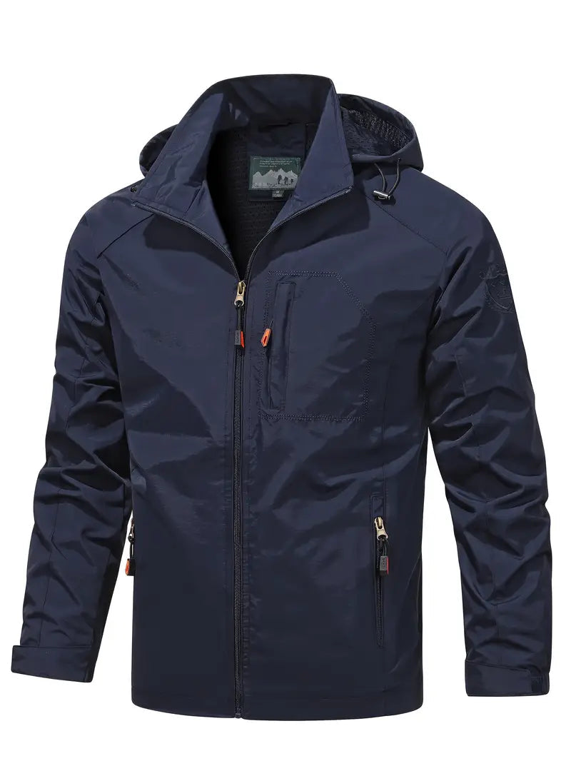Een man zit ontspannen in een lichtgewicht herenjas, de perfecte smart-casual look.