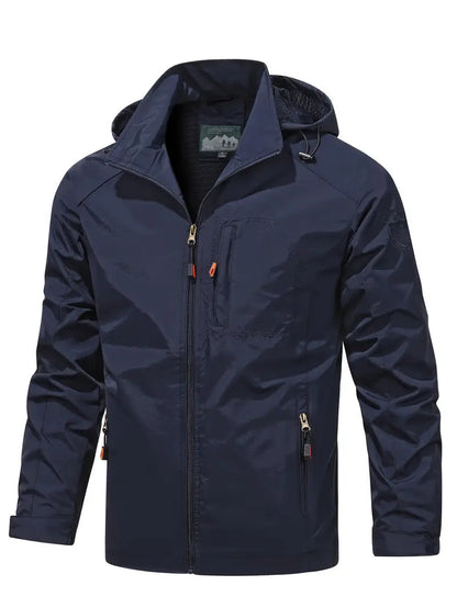 Een man zit ontspannen in een lichtgewicht herenjas, de perfecte smart-casual look.