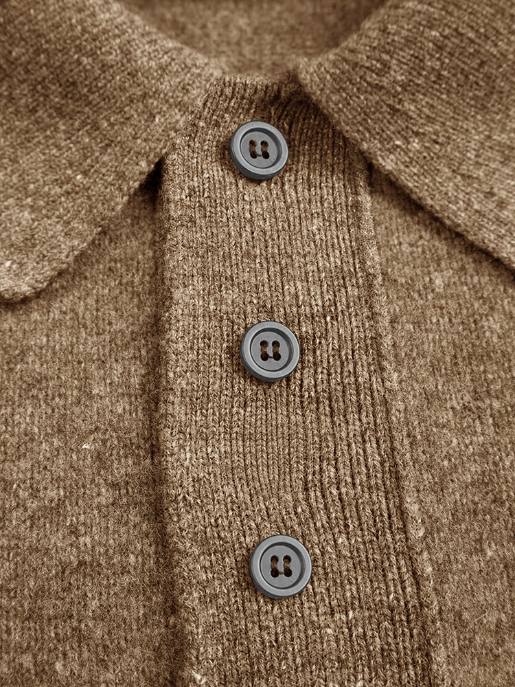 Detail van de zachte, geborstelde handfeel van de stof van de comfortabele gebreide polo trui.