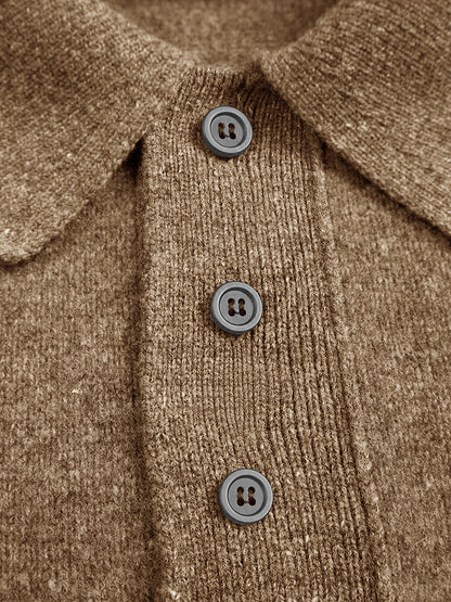Detail van de zachte, geborstelde handfeel van de stof van de comfortabele gebreide polo trui.