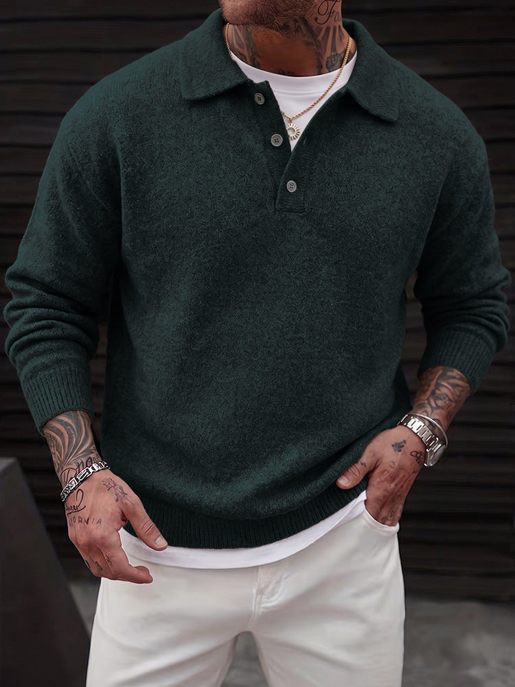 Model in een smart casual outfit met de olijfgroene gebreide polo trui, zittend.