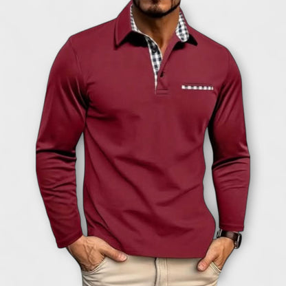 Close-up van de kraag van het rode heren poloshirt met lange mouwen, met de subtiele ruitafwerking duidelijk zichtbaar.
