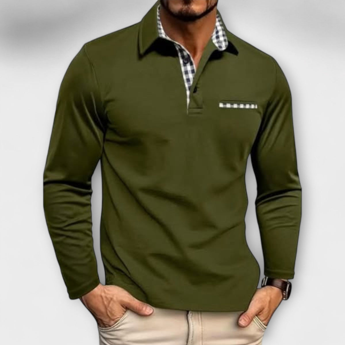 Zijaanzicht van een man die het groene heren poloshirt met lange mouwen draagt, gecombineerd met een donkere broek.
