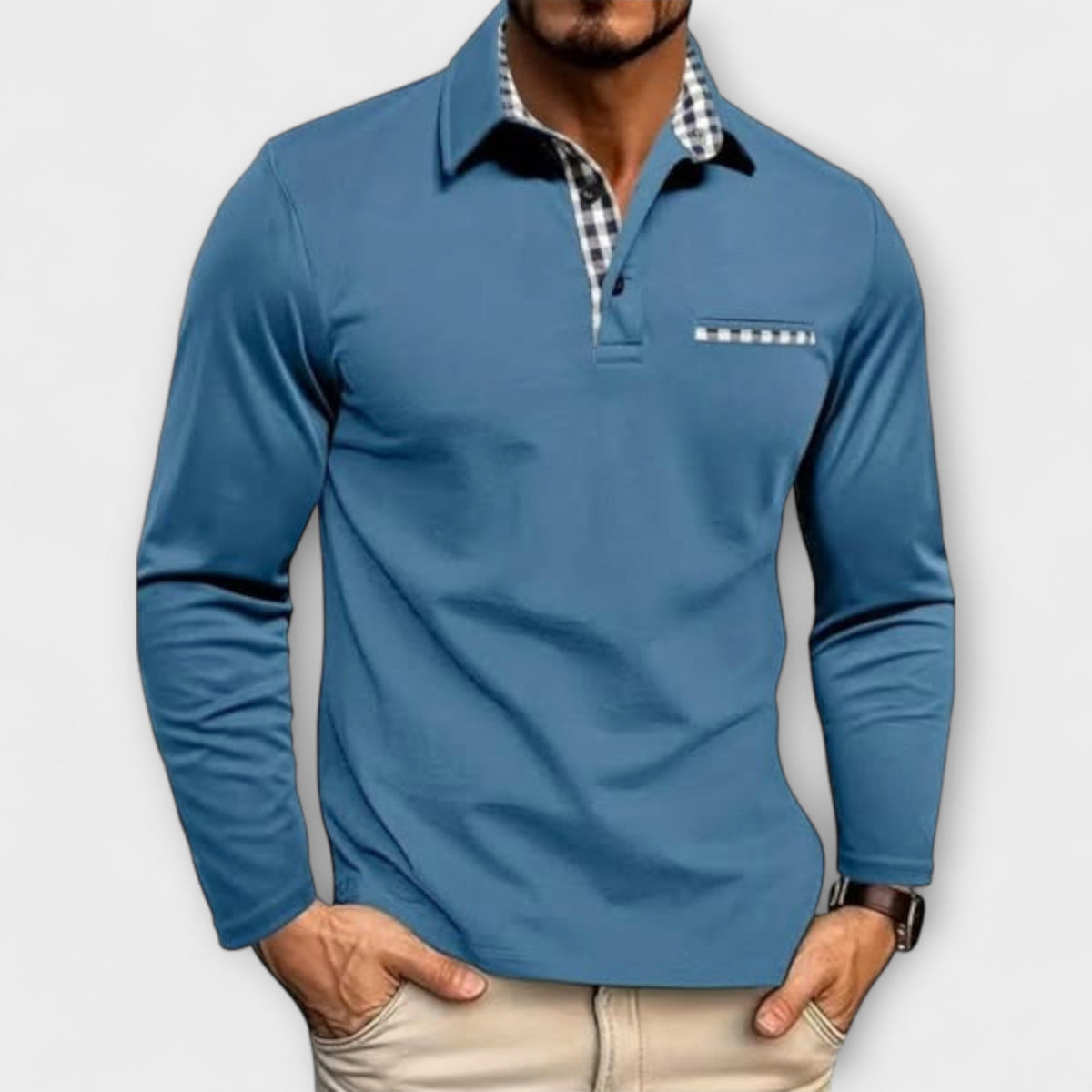 Detail van de manchet en de stof van het blauwe heren poloshirt met lange mouwen, benadrukt het comfortabele materiaal.