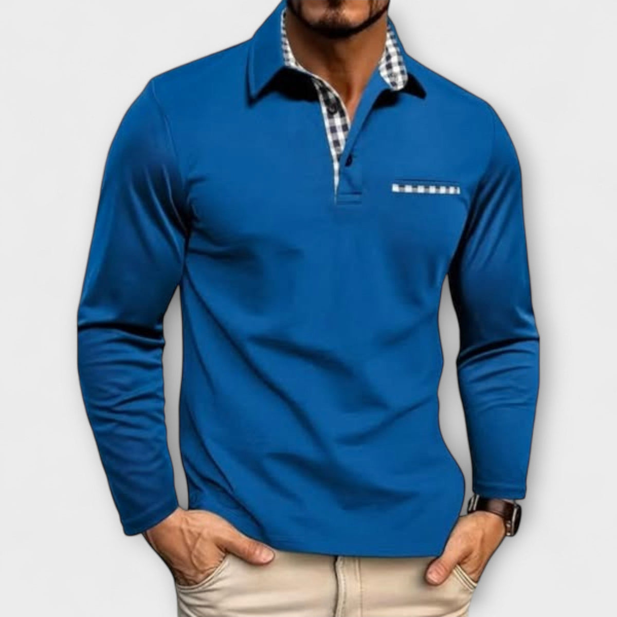 Achteraanzicht van het lichtblauwe heren poloshirt met lange mouwen, gedragen in een ontspannen, alledaagse omgeving.