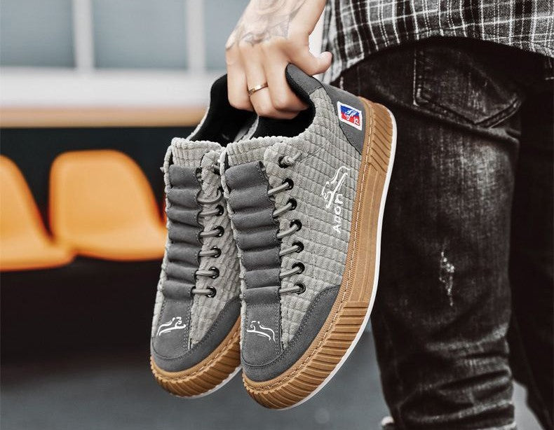 Een man staat in de regen met de zwarte Nils sneakers, toont de waterbestendigheid en grip