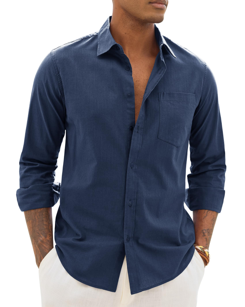 Close-up van de manchet en de opgerolde mouw van het Nils linnenmix overhemd.