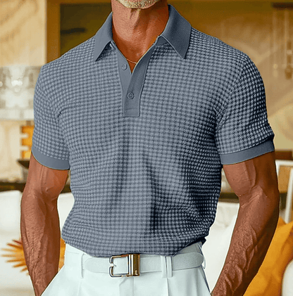 Detailopname van de geruite stretchstof van het Nils poloshirt, toont de textuur en elasticiteit.