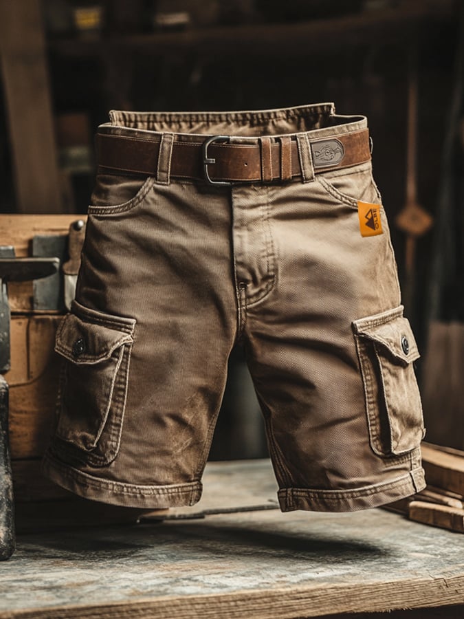 Zijaanzicht van zwarte heren cargoshorts, waarbij de ruime cargozakken en de lengte tot boven de knie duidelijk zijn.