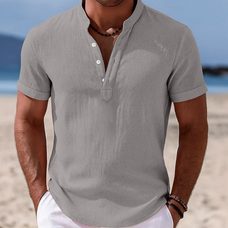Nils overhemd in het blauw, gedragen door een model, staand in een stedelijke omgeving, casual gestyled.