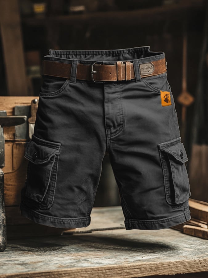 Detailopname van de sluiting en de textuur van de stof van de heren cargoshorts, met vintage uitstraling.