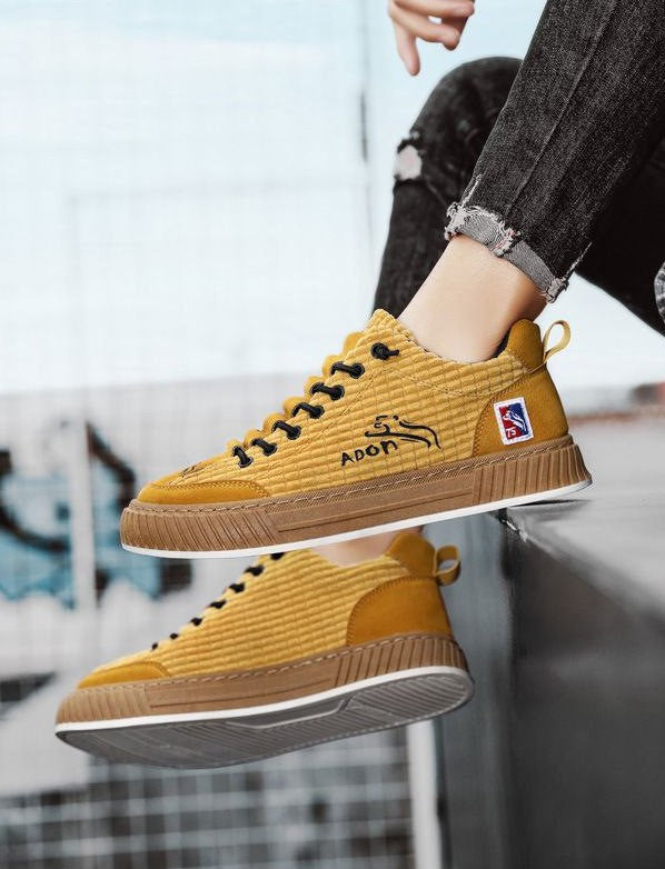 Detailopname van de antislip rubberen zool van de Nils sneaker, focust op grip en duurzaamheid
