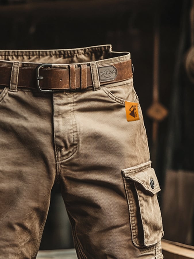 Man die bruine heren cargoshorts draagt in een casual buitenomgeving, wat de veelzijdigheid en het comfort benadrukt.