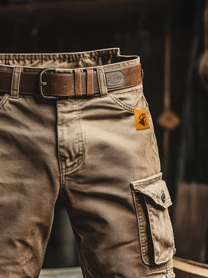 Man die bruine heren cargoshorts draagt in een casual buitenomgeving, wat de veelzijdigheid en het comfort benadrukt.