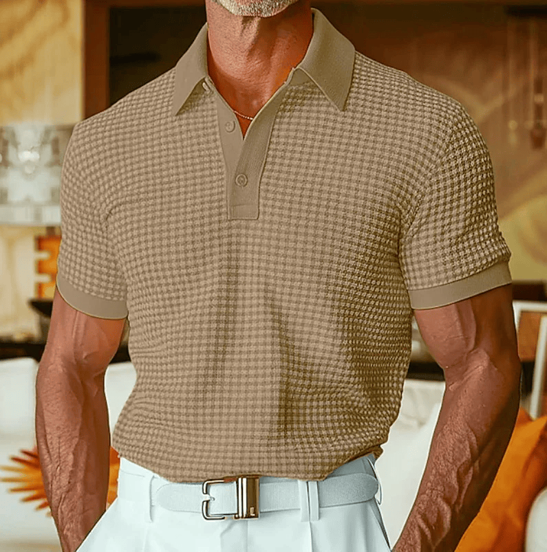 Close-up van de knoopsluiting van het Nils poloshirt, met aandacht voor de afwerking en knopen.