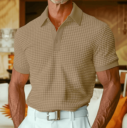 Close-up van de knoopsluiting van het Nils poloshirt, met aandacht voor de afwerking en knopen.