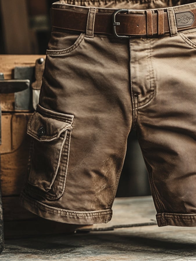 Achteraanzicht van de zwarte heren cargoshorts, met aandacht voor de pasvorm en de aanwezigheid van achterzakken.
