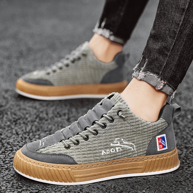 Lifestyle foto van de grijze Nils sneakers gedragen in een stedelijke omgeving, benadrukt comfort