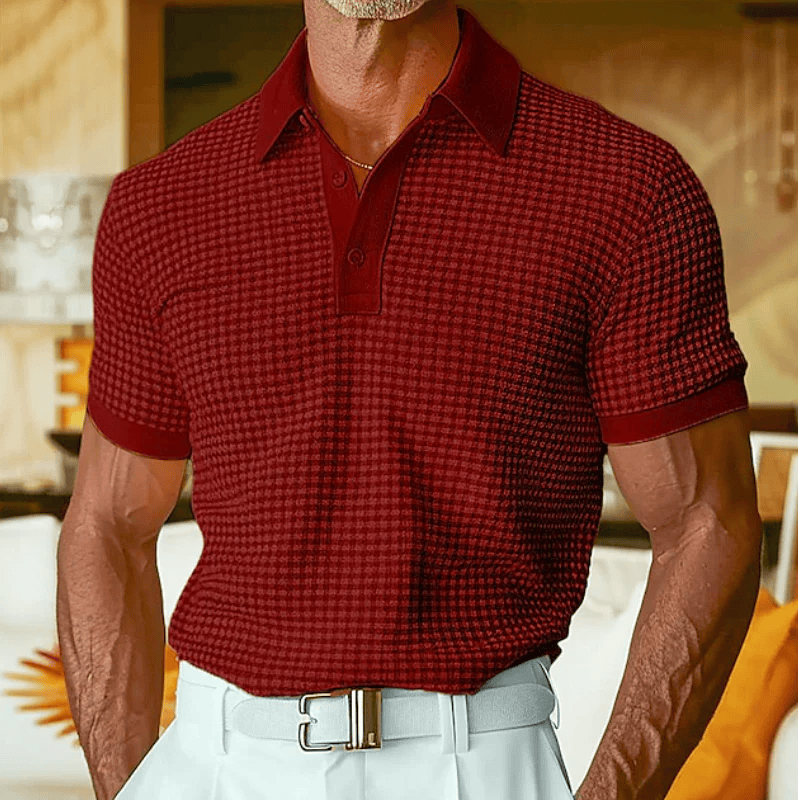 Achteraanzicht van het Nils gestructureerde poloshirt, benadrukt de pasvorm en het design aan de achterkant.