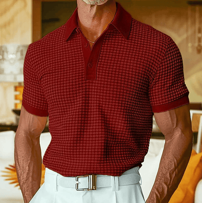 Achteraanzicht van het Nils gestructureerde poloshirt, benadrukt de pasvorm en het design aan de achterkant.
