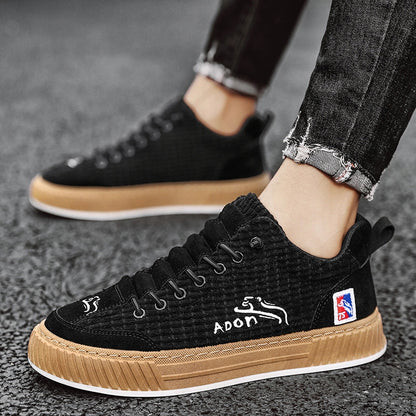 Een paar zwarte Nils sneakers naast elkaar, met focus op de handgemaakte afwerking