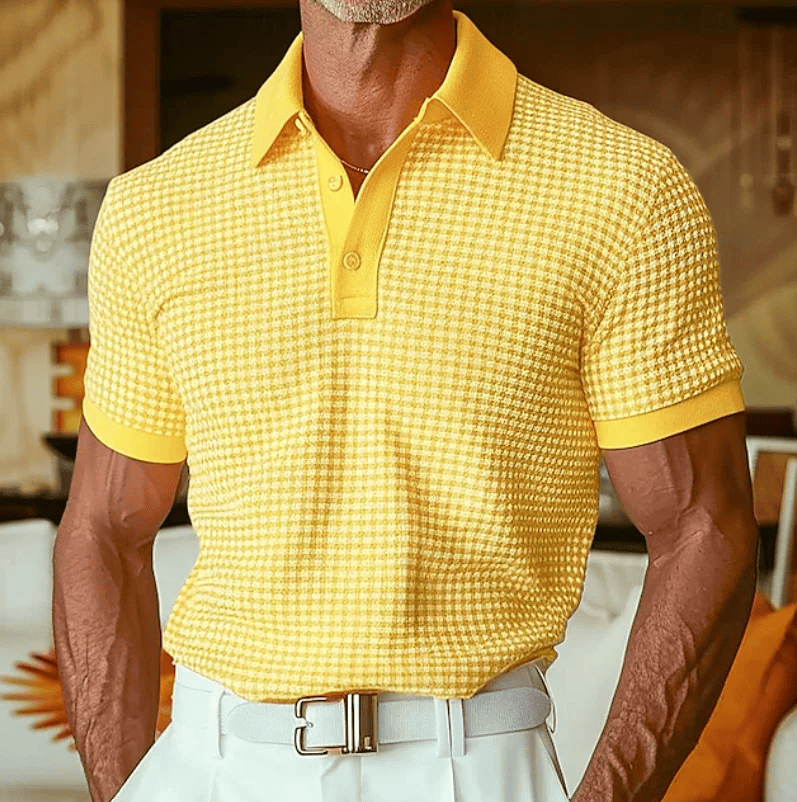 Man toont de stretch van het Nils poloshirt door licht te bewegen, illustreert het comfort en de flexibiliteit.