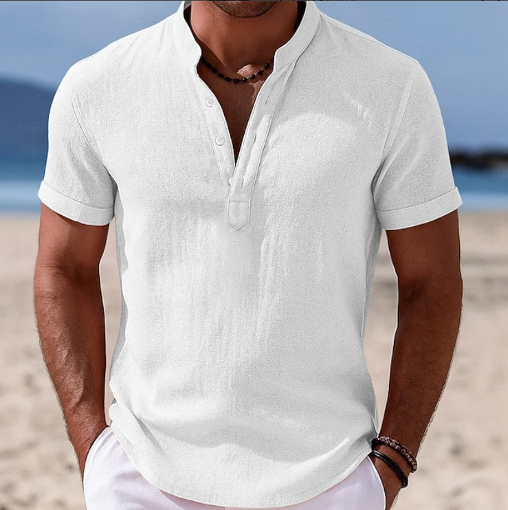 Nils overhemd in het wit, gedragen door een man, gecombineerd met een chino, voor een frisse look.