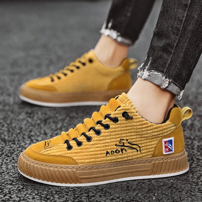 Zijaanzicht van de camelkleurige Nils sneakers, toont de ergonomische pasvorm