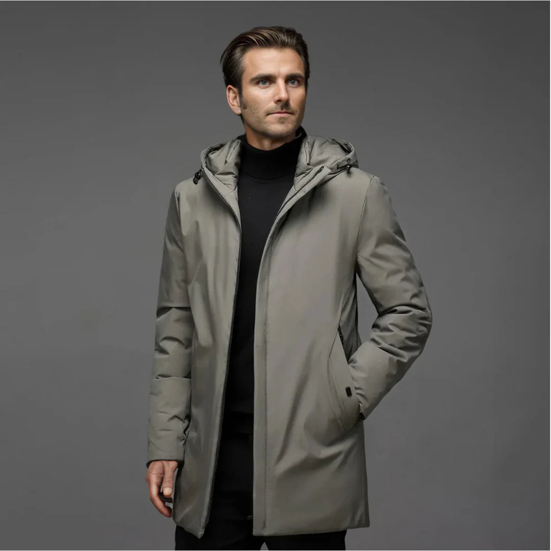 Een man draagt de Noah winterjas tijdens een zakelijke gelegenheid, gecombineerd met een overhemd en pantalon, straalt zelfvertrouwen uit.