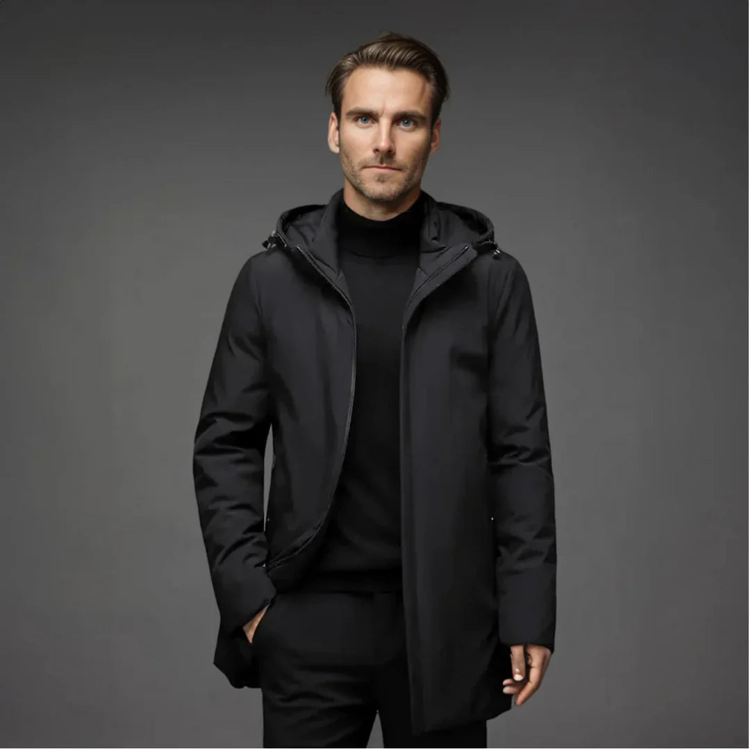 Achterkant van de zwarte Noah winterjas, met de gestructureerde pasvorm duidelijk zichtbaar, ideaal voor een elegante look.