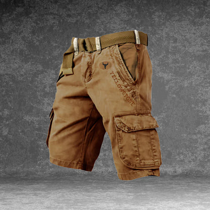 Model draagt de Noel cargoshorts in kaki, zijaanzicht met hand in zak