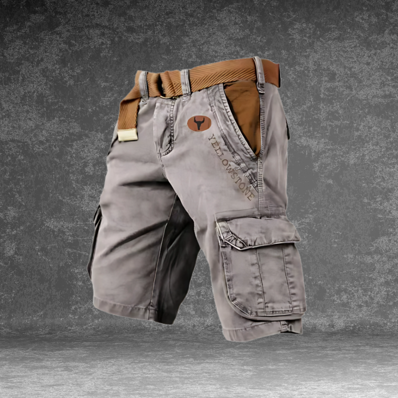 Model zit ontspannen en draagt de Noel cargoshorts in grijs, casual setting
