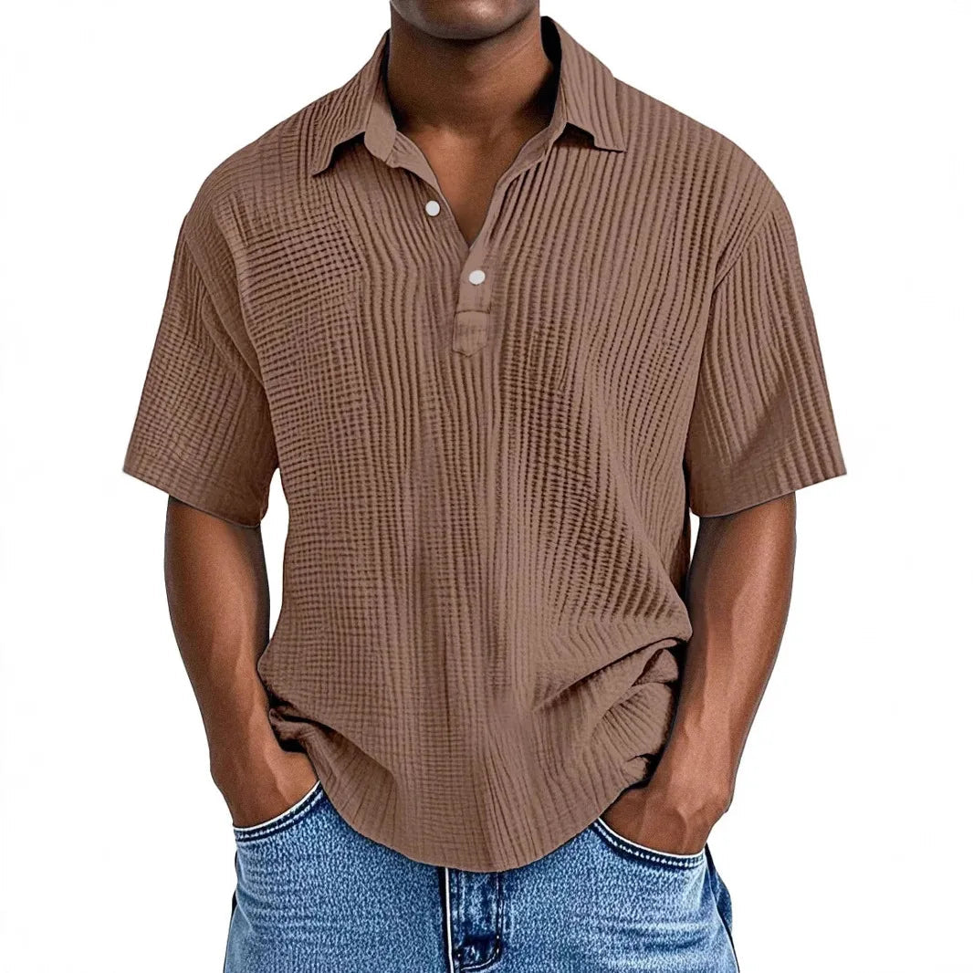 Man die het Oliver retro zomerhemd in marineblauw draagt, gecombineerd met een korte broek