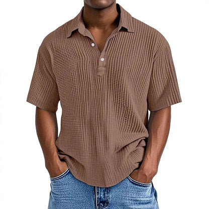 Man die het Oliver retro zomerhemd in marineblauw draagt, gecombineerd met een korte broek
