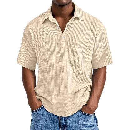 Man die het Oliver retro zomerhemd draagt in een lichte tint, genietend van een zomerse dag