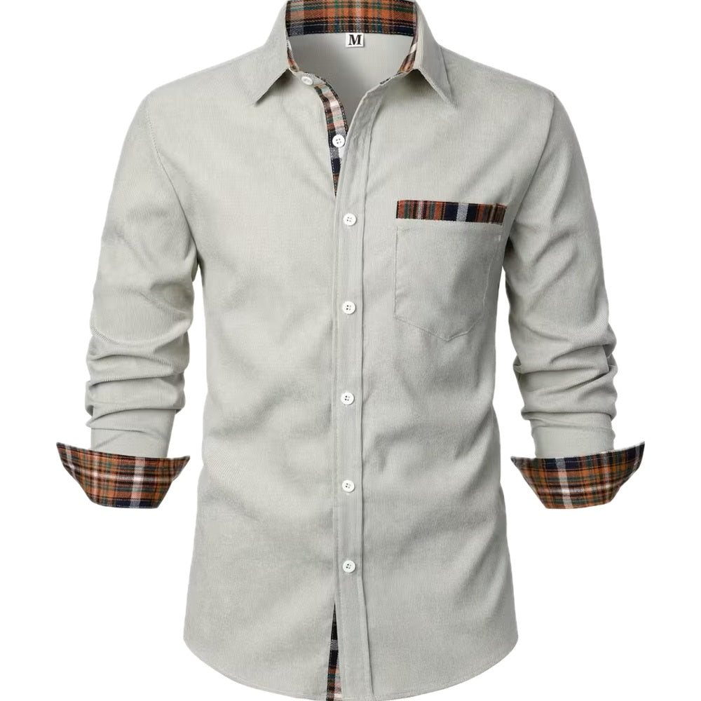 Zijaanzicht van een man die het Siem longsleeve overhemd in crèmekleur draagt, casual gestyled met opgerolde mouwen.