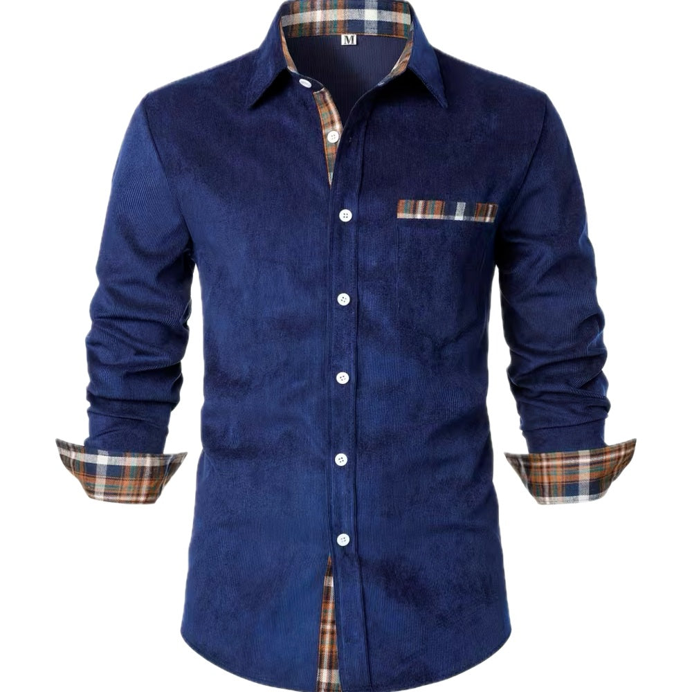 Een man lachend terwijl hij het Siem longsleeve shirt in Grijs 2 draagt, perfect voor een ontspannen moment.
