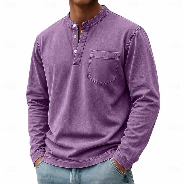 Model met het marineblauwe Henley shirt, toont de ontspannen maar stijlvolle uitstraling.