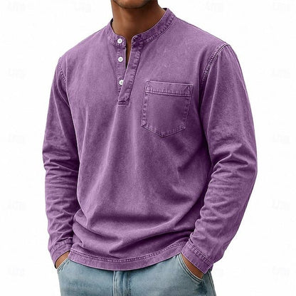 Model met het marineblauwe Henley shirt, toont de ontspannen maar stijlvolle uitstraling.