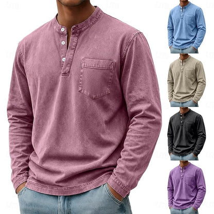 Detail van de opgestikte borstzak op het marineblauwe comfortabele Henley shirt.