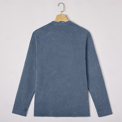 Volledig rugaanzicht van het roze Henley shirt, toont de ononderbroken katoenen stof.