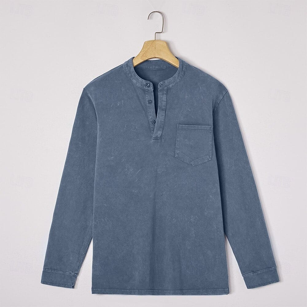 Otis comfortabel Henley shirt in een rijke bruine tint, gedragen met casual broek.