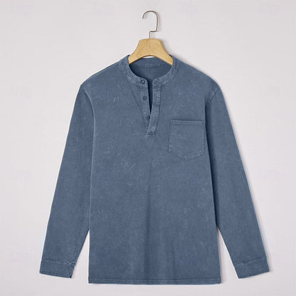 Otis comfortabel Henley shirt in een rijke bruine tint, gedragen met casual broek.