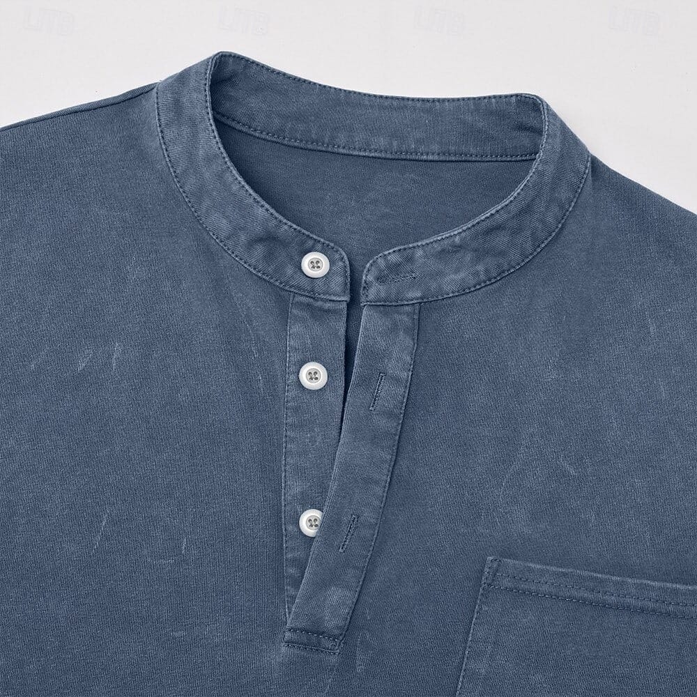 Stapel van verschillende kleuren Otis comfortabele Henley shirts, toont de verscheidenheid aan opties.